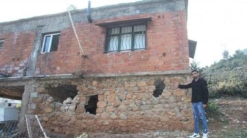 Depremde şaşırtan görüntü: Taş duvarda delikler oluştu