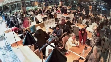 Depremde vatandaşların içeriye sığınması restoranın güvenlik kameralarına yansıdı