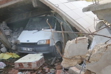 Depremde yıkılan evden betonları tutan traktör ve minibüs sayesinde kurtuldular