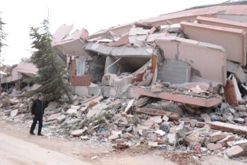 Depremde yıkılan evinin başında nöbet tutuyor