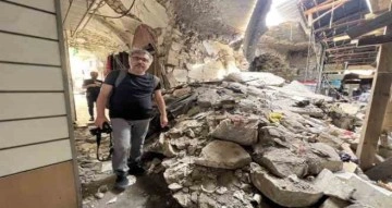 Depremde yıkılan tarihi mekanları fotoğraflıyor