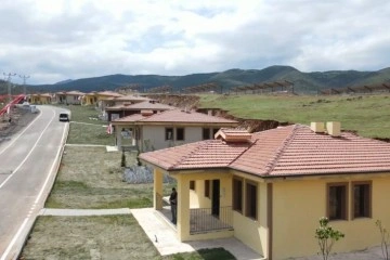 Depremden 76 gün sonra üç köyde yapımı tamamlanan köy evlerinin teslimi yapıldı