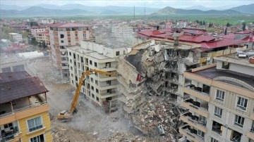 Depremden etkilenen İslahiye'de ağır hasarlı binaların yıkımı sürüyor