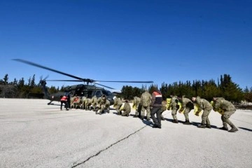 Depremden etkilenen köylere helikopter ile yardım ulaştırıldı