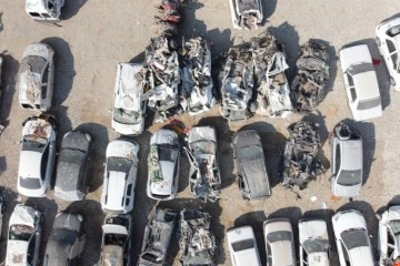 Depremden geriye kalan araç mezarlığı böyle görüntülendi