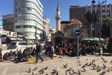 Depremden sonra boşalan Adana’da Cuma Namazı yolda kılındı
