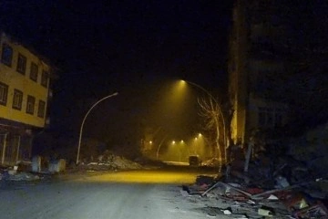 Depremden sonra hayalet şehre dönüşen Elbistan, gece vakti böyle görüntülendi