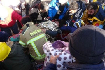 Depremin 4'üncü gününde anne kız enkazdan sağ çıkartıldı