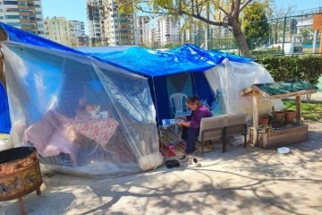 Depremin korkusu nedeniyle çadırda ve karavanlarda yaşıyorlar