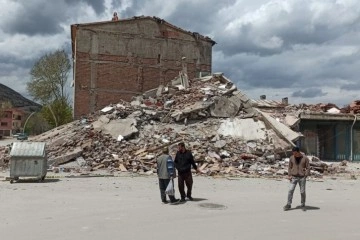 Depremin merkez üssü Elbistan’da ağır hasarlı bina çöktü
