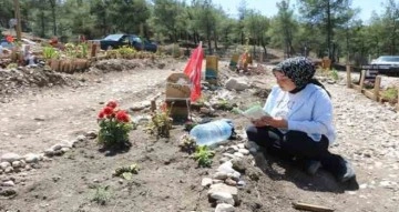 Depremin merkez üssündeki mezarlıkta buruk Anneler Günü