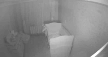 Depremin şiddeti bebek odasındaki güvenlik kamerasına yansıdı