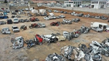 Depremin vurduğu Nurdağı il&ccedil;esinde oto galericiler de b&uuml;y&uuml;k yara aldı