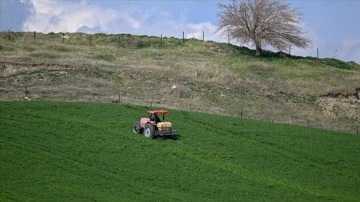 Depremlerden etkilenen Adıyaman'da &ccedil;ift&ccedil;iler &uuml;retim i&ccedil;in tarlalarda