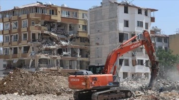 Depremlerden etkilenen Hatay'da ağır hasarlı binaların yıkımı sürüyor