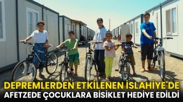 Depremlerden etkilenen İslahiye'de afetzede çocuklara bisiklet hediye edildi