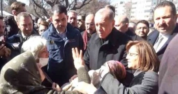 Depremzede kadın Cumhurbaşkanı Erdoğan’a sarılarak ağladı