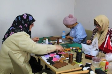 Depremzede kadınlar el işi deri eşyalar üretiyor