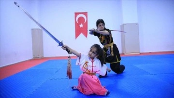 Depremzede kardeşler antrenmanlarına &ccedil;adırda devam etti, wushuda madalyalara ulaştı