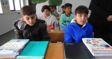 Depremzede öğrenciler, kamplarda oluşturulan sınıflarda ders başı yaptı
