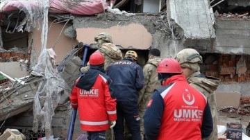 Depremzede sağlık çalışanları afet bölgesinde mesaisini sürdürüyor