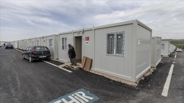 Depremzedeler bayramı ge&ccedil;ici yerleşim yerlerinde buruk ge&ccedil;iriyor