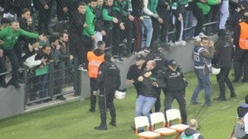 Depremzedeler i&ccedil;in d&uuml;zenlenen ma&ccedil;ta kavga! Saha iki kez karıştı