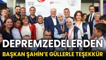 Depremzedelerden Başkan Şahin’e güllerle teşekkür
