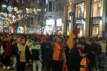 Derbiyi kazanan Galatasaray taraftarları Taksim Meydanı’nda kutlama yaptı
