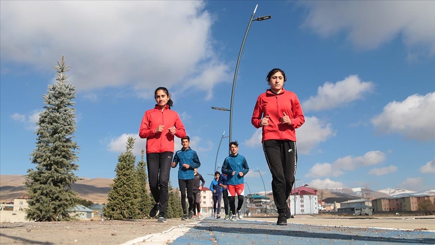 Devlet imkan sağlıyor, sporla tanışan Karayazılı gençler başarıya koşuyor