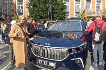 Devrekli vatandaşlar Togg ile fotoğraf çektirmek için sıraya girdiler