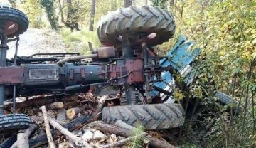 Devrilen traktörün altında kalan baba- oğul öldü