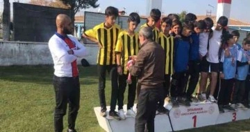Dicle ilçesi Bozoba Ortaokulu kros yarışmasında Diyarbakır 2’ncisi oldu
