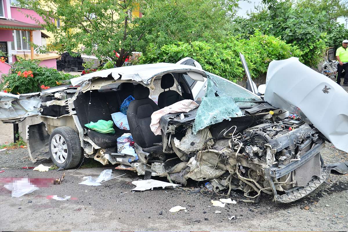 Direğe çarpan otomobil parçalandı: 1 ölü, 2 yaralı