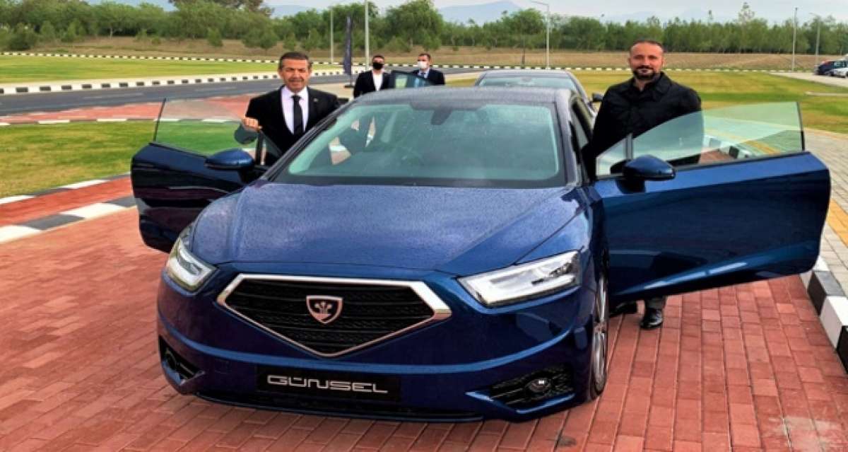 Dışişleri Bakanı Tahsin Ertuğruloğlu, KKTC'nin yerli otomobilini test etti