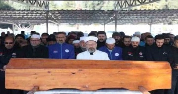 Diyanet İşleri Başkanı Erbaş, depremde hayatını kaybeden anne ve oğlunun cenaze namazını kıldırdı