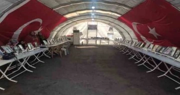 Diyarbakır anneleri sıcak havalara rağmen evlatlarının yolunu gözlüyor