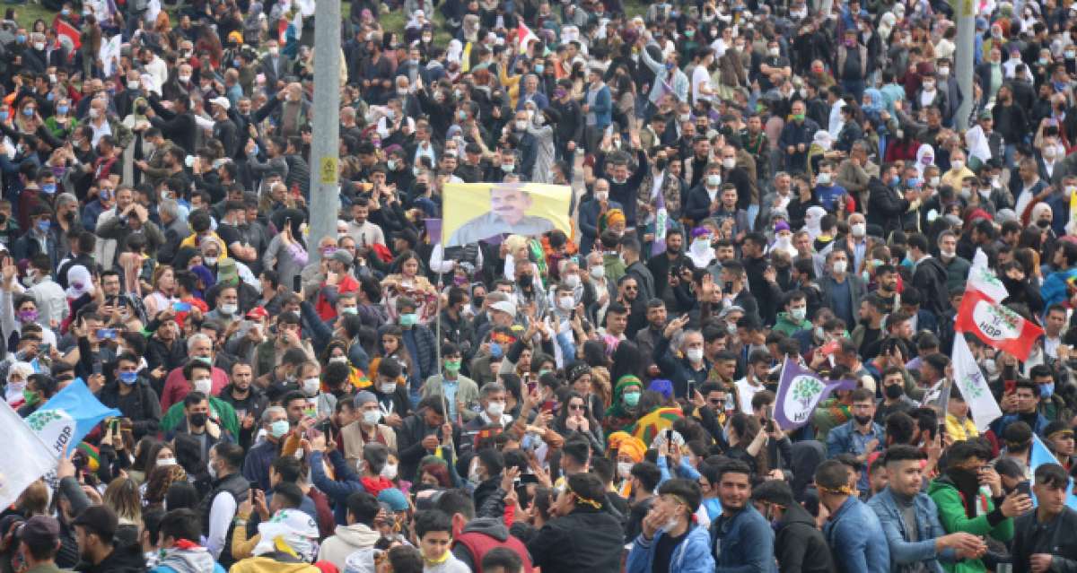Diyarbakır Nevruz kutlamaları! Terör örgütünü simgeleyen paçavralar açıldı