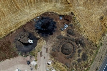 Diyarbakır sıcağında alın teri döken işçiler, ateş karşısında mangal kömürü üretiyor