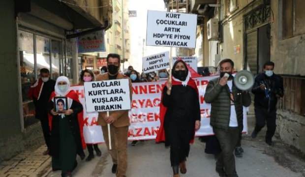 Diyarbakır ve Şırnak'ın ardından Hakkari'de de HDP önünde 'evlat' eylemi
