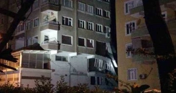 Diyarbakır’da ağır hasarlı binanın bir bölümü çöktü