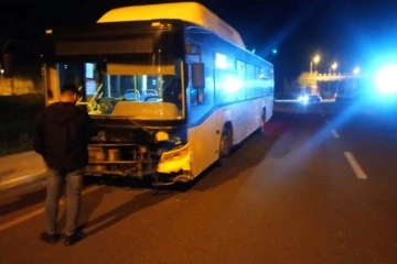 Diyarbakır&rsquo;da belediye otob&uuml;s&uuml; ile otomobil &ccedil;arpıştı: 5 yaralı