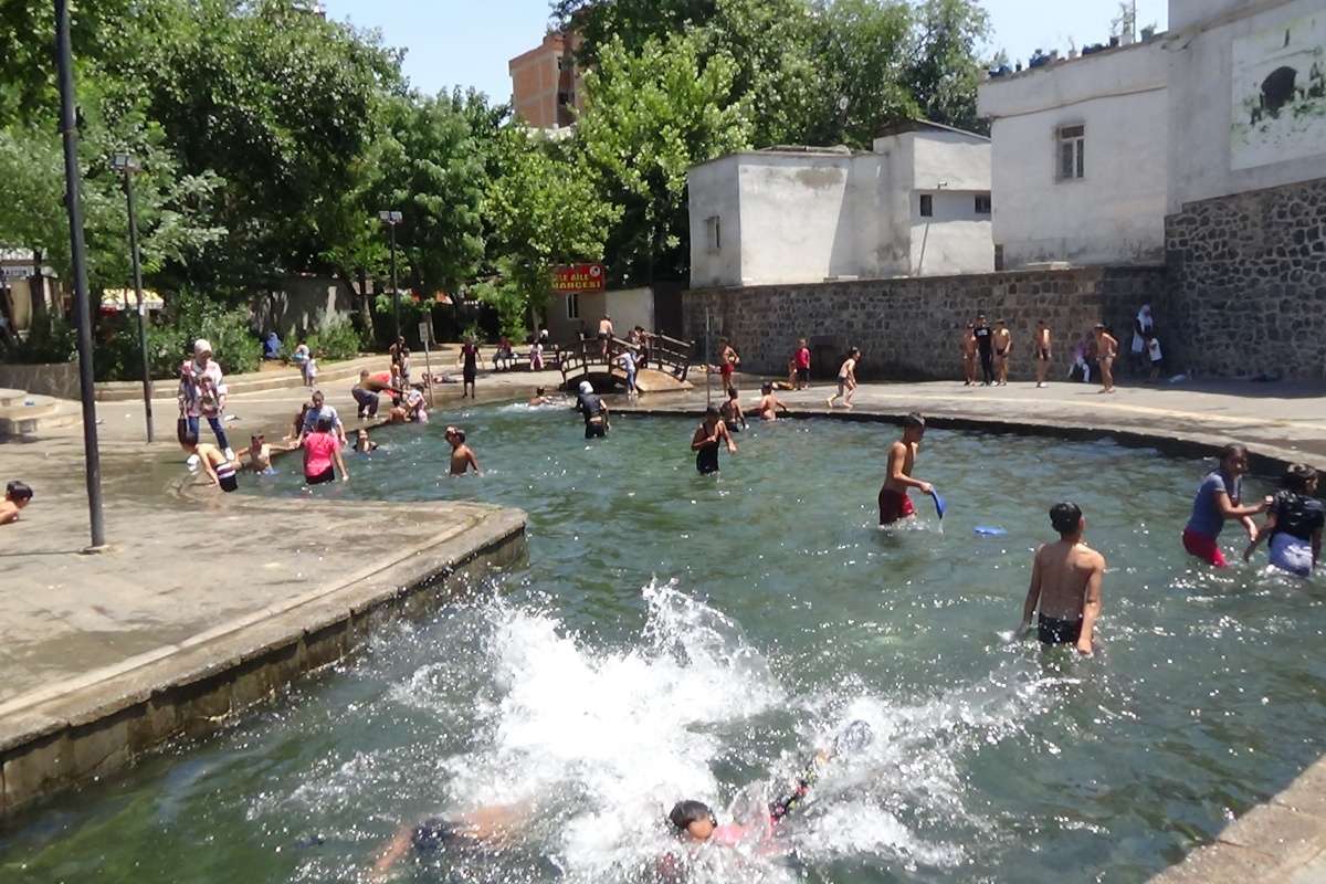 Diyarbakır'da çocuklar aşırı sıcaklıktan dolayı tehlikeyi umursamadılar