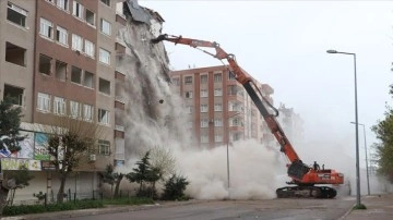 Diyarbakır'da depremde ağır hasar gören 2 bloklu sitenin yıkımına başlandı