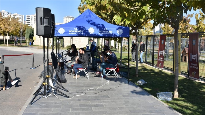 Diyarbakır'da evde kalanlara 'Küçede sanat var' müzik etkinliği