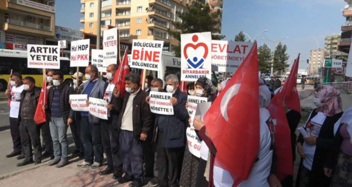 Diyarbakır'da evlat nöbetindeki aileler, ‘Kahrolsun HDP ve PKK' sloganları ile yürüdü