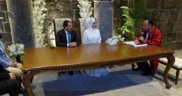 Diyarbakır’da evliliğe adım atan çift, 5 bin yıllık burçlarda mutluluğa imza attı
