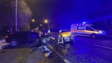 Diyarbakır’da iki otomobil kafa kafaya çarpıştı: 1’i ağır, 4 yaralı