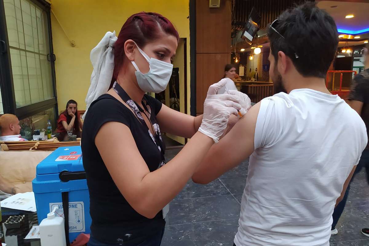 Diyarbakır'da kafe çalışanları ve müşteriler aşı oldu