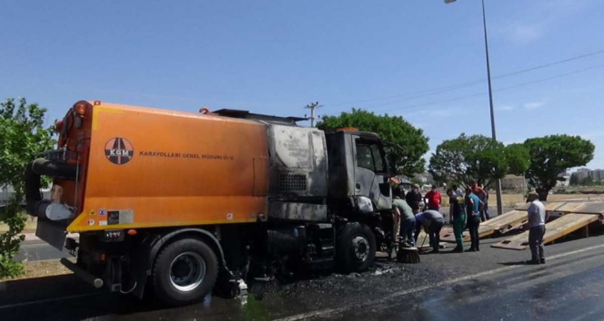 Diyarbakır'da karayolları temizlik aracı alev aldı, sürücü son anda kurtuldu